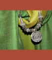 1114 - Scialle in filato di Tasmania double-face, collana antica in argento