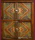 1185 - Antico mobile tibetano con geometrie di mandala, 19 secolo, misure cm L118 x A100 x P39