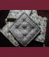 153 - Set di cinque cuscini quadrati a fantasia, con nappe, seta, broccato